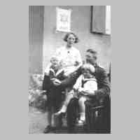 051-0019 Landjaeger Joh. Hoepfner mit seiner Familie im September 1932.jpg